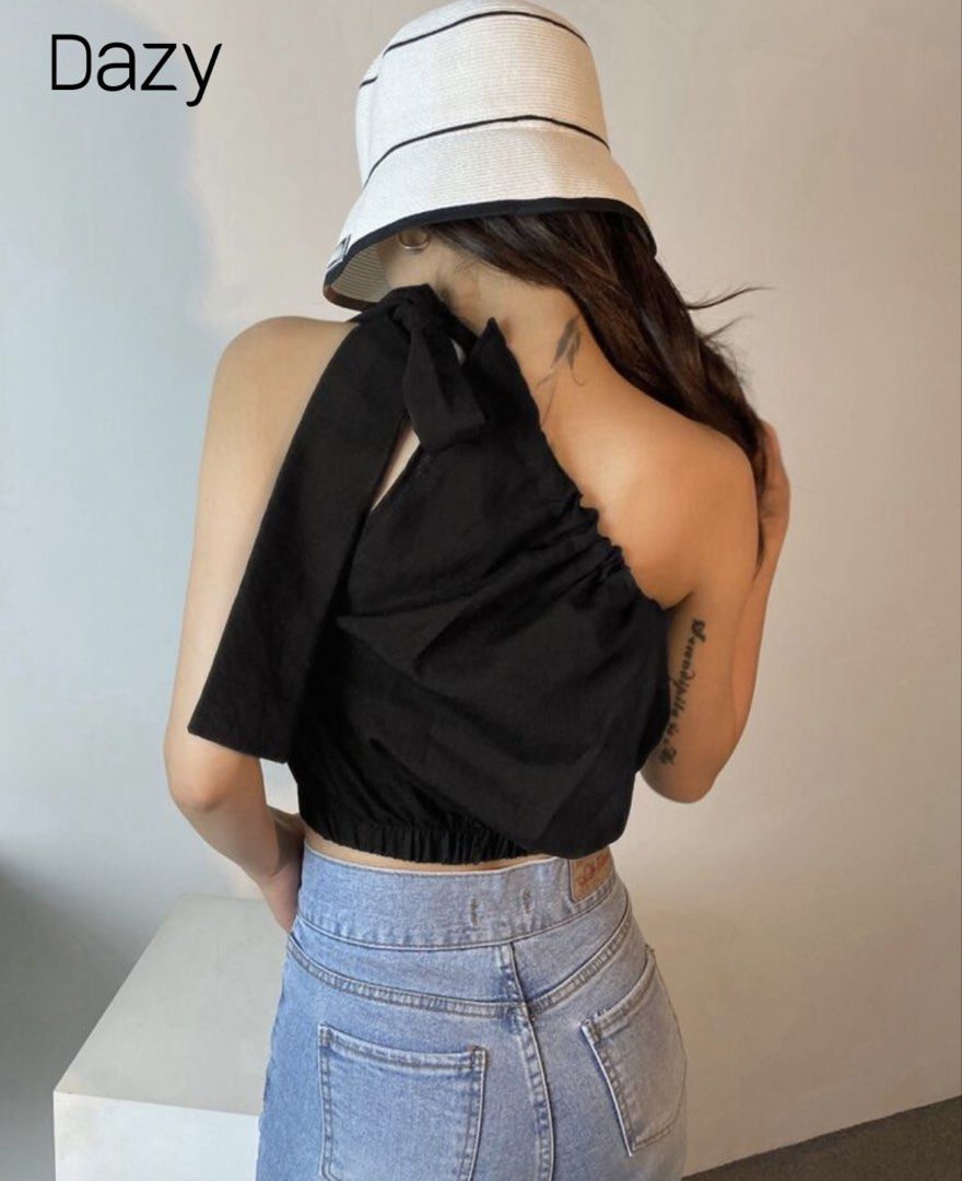 Dazy Black One-Shoulder Crop Top with Tie Strap (Category: Sleeveless) located in Quezon City. Submitted by a10as (Listing ID 1468884474, Image 2). Description: - Brand: Dazy - Color: Black - Style: One-shoulder crop top with side tie strap and gathered front - Fit: Snug elastic hem at the waist. - Pairing: Perfect with high-waisted jeans or skirts.