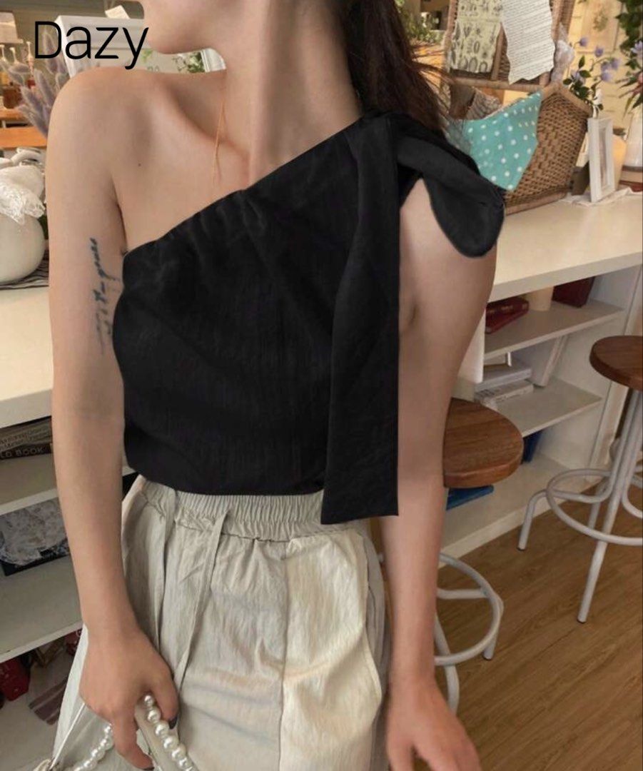 Dazy Black One-Shoulder Crop Top with Tie Strap (Category: Sleeveless) located in Quezon City. Submitted by a10as (Listing ID 1468884474, Image 1). Description: - Brand: Dazy - Color: Black - Style: One-shoulder crop top with side tie strap and gathered front - Fit: Snug elastic hem at the waist. - Pairing: Perfect with high-waisted jeans or skirts.