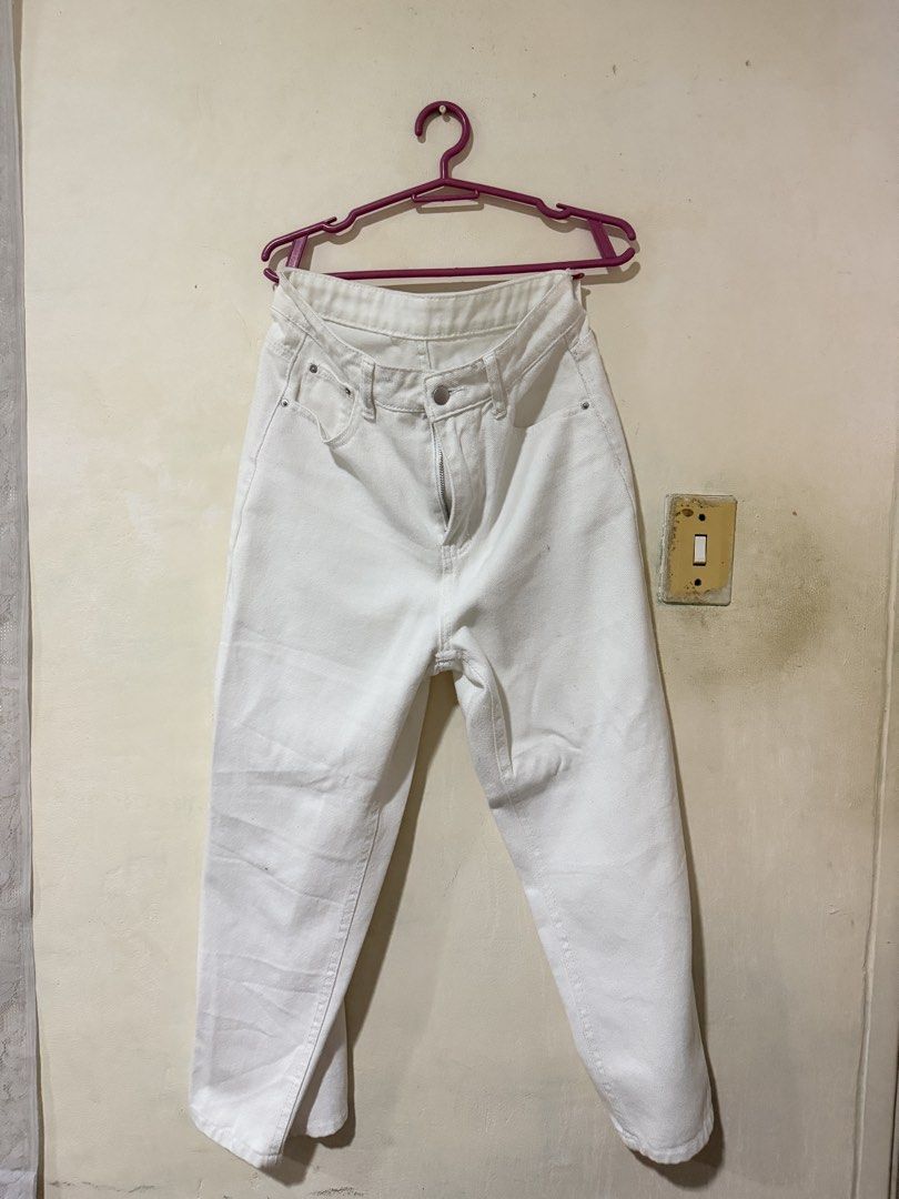 Dazy White Denim Jeans Size M (Category: Jeans) located in Carmona. Submitted by beaburrito (Listing ID 1468816679, Image 1). Description: - Brand: Dazy - Size: Medium (tag attached) - Color: Crisp solid white - Style: Straight leg cut with standard five-pocket design (35 inches length) - Closure: Front button .