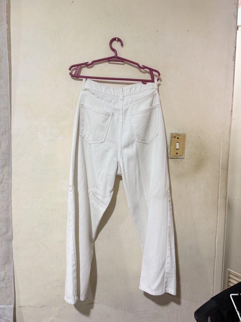 Dazy White Denim Jeans Size M (Category: Jeans) located in Carmona. Submitted by beaburrito (Listing ID 1468816679, Image 2). Description: - Brand: Dazy - Size: Medium (tag attached) - Color: Crisp solid white - Style: Straight leg cut with standard five-pocket design (35 inches length) - Closure: Front button .