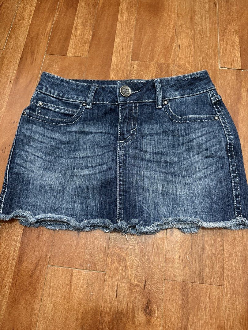 Denim Skirt Wrangler (Category: Skirts) located in Quezon City. Submitted by krtstn (Listing ID 1468782813, Image 1). Description: waist: 29 inches length: 12 inches.