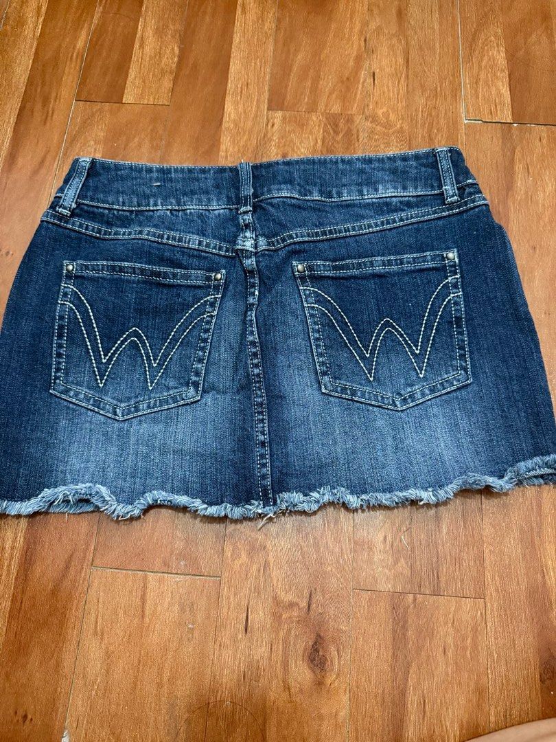 Denim Skirt Wrangler (Category: Skirts) located in Quezon City. Submitted by krtstn (Listing ID 1468782813, Image 2). Description: waist: 29 inches length: 12 inches.