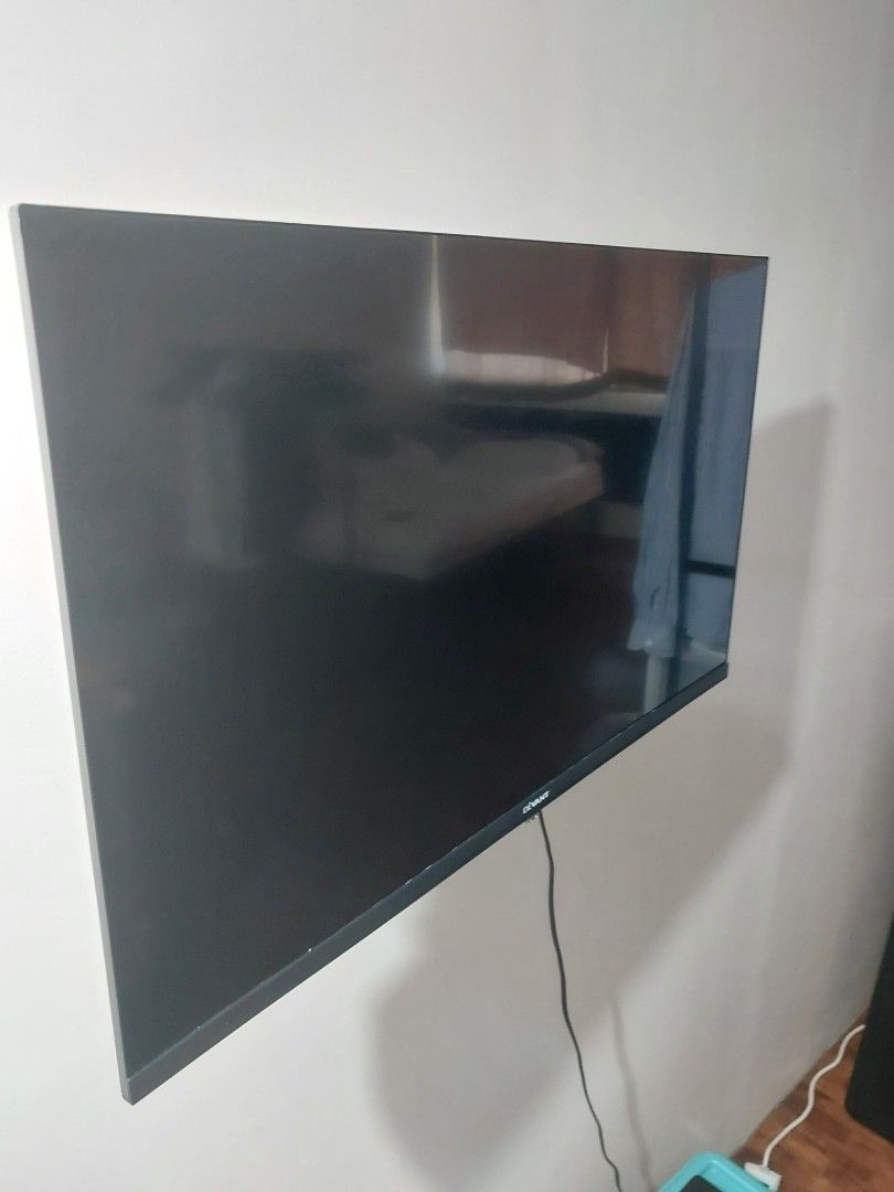Devant 30" SMART TV wall mounted bracket (Category: Entertainment Systems & Smart Home Devices) located in Manila. Submitted by cheweyboy_ph (Listing ID 1468785389, Image 2). Description: Devant 30" SMART TV wall mounted bracket bought it in 2023, still have receipt and warranty card rarely used.
