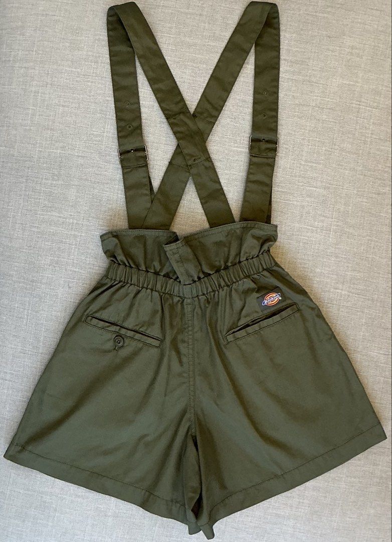 由 hsiangcih1215 (刊登 ID 1468912698，圖片 3) 提交，位於 新北市 (New Taipei) 的 Dickies ✨ 花苞高腰可拆吊帶 A字顯瘦闊腿短褲 (類別：短褲)，說明：📐 規格：尺寸 25 號 (155/62A) /材質：棉 65%、聚酯纖維 35% (耐磨挺括工裝斜紋布) / 附可拆卸式調節吊帶 ✓ 美國百年工裝潮流大廠 Dickies 專櫃正品，甜酷工裝與街頭山系必備神褲！ ✓ 一褲兩穿超百變！吊帶為內扣式可完全拆卸，隨心切換「俏皮吊帶短褲」或「俐落高腰花苞短褲」 ✓ 顯瘦花苞高腰剪裁（Paperbag Waist），拉長雙腿比例，視覺極致收小腹與細腰 ✓ 微傘狀 A 字闊腿版型，褲腿空間超充裕，強效對比遮掩大腿肉肉，視覺秒變大長腿 ✓ 後腰寬版彈性鬆緊抓皺，活動自如吃飽不勒肚；後背交叉肩帶防滑肩又顯背影俐落 ✓ 滿滿工裝精緻細節：後側經典 Dickies 彩色布標、金屬刻印鈕扣、腰圍內側滿版 Logo 織帶包邊 ✓ 耐磨抗皺的經典 CVC 