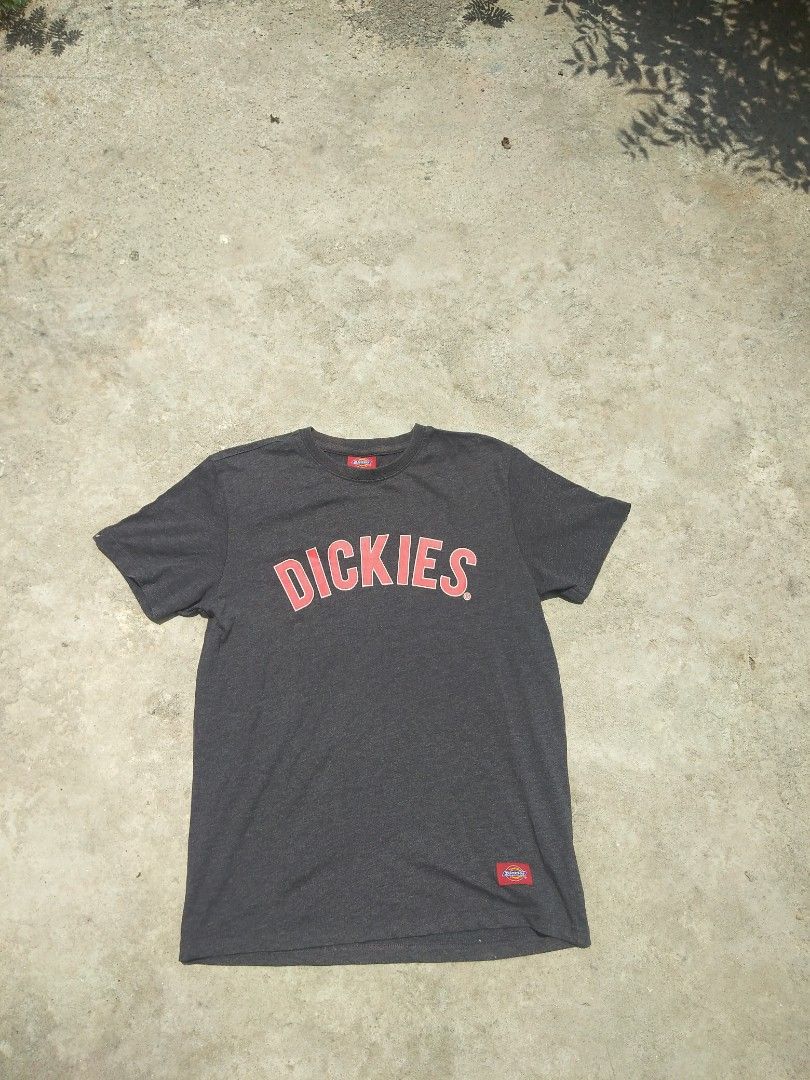 Dickies B.M Grey T-Shirt SM (Category: Tshirts & Polo Shirts ) located in San Isidro, Davao Oriental. Submitted by nelthrift30 (Listing ID 1468750490, Image 1). Description: - Brand: Dickies - Color: Grey - Material: Cotton-polyester blend - Size: SM 93 - Design: Red curved Dickies lettering on chest, small woven logo patch near hem - Fit/Cut: Short sleeves, crew neck collar - Style Number: DMK2U TST 553 - Condition: Pre-loved / Well-maintained.