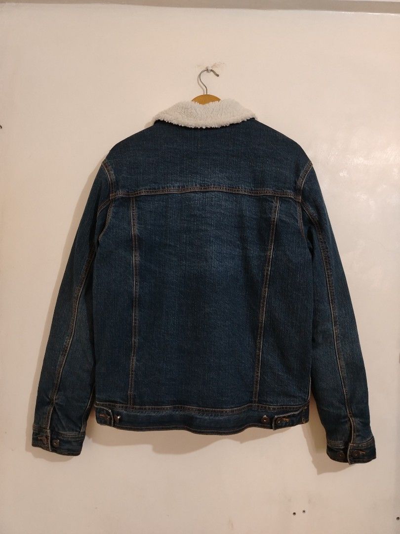 Dickies Sherpa Lined Denim Jacket Indigo Size L (Category: Coats, Jackets and Outerwear) located in Cavite. Submitted by koyawell.ph (Listing ID 1468736384, Image 2). Description: - Brand: Dickies - Style: Denim jacket with sherpa fleece lining and collar - Color: Dark indigo wash with white fleece - Size: L (100) - fits true to size - 22 x 26 dimensions - Material: 100% cotton denim shell - Features: Button-up front, branded metal hardware, two 