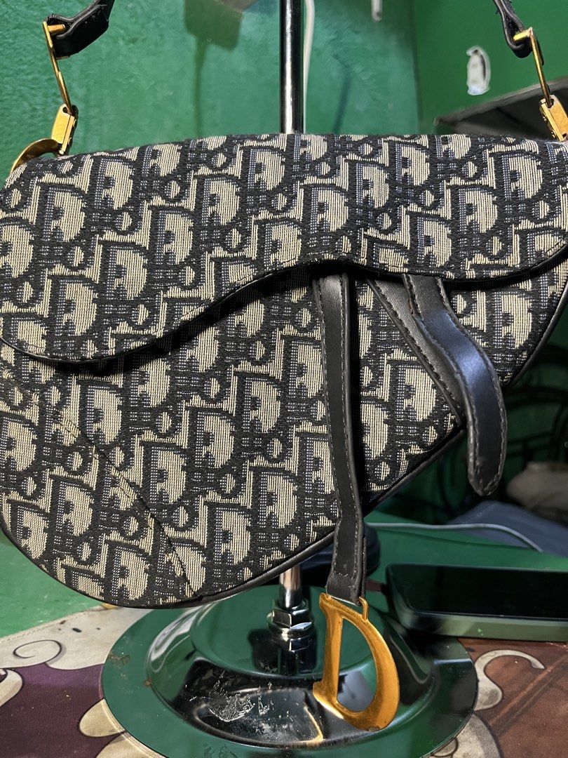 DIOR SADDLE BAG (Category: Shoulder Bags) located in Manila. Submitted by -thedropco (Listing ID 1468762842, Image 2). Description: DIOR SADDLE BAG Off only No issue Good for ( PSG ) .