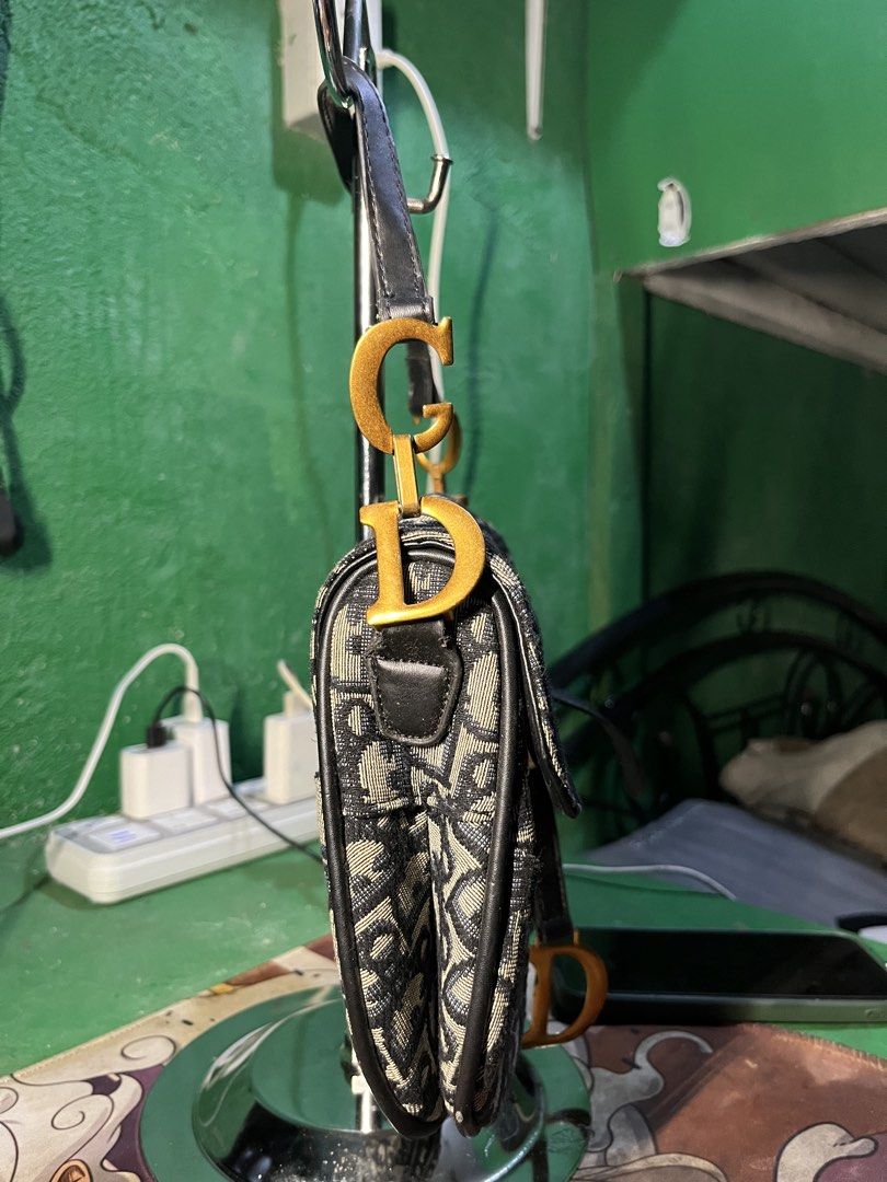 DIOR SADDLE BAG (Category: Shoulder Bags) located in Manila. Submitted by -thedropco (Listing ID 1468762842, Image 3). Description: DIOR SADDLE BAG Off only No issue Good for ( PSG ) .