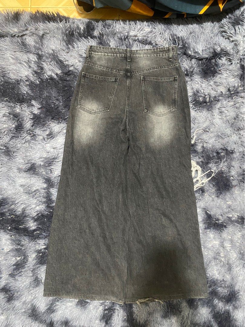 DISTRESSED WIDE LEG JEANS (Category: Jeans) located in Aguinaldo. Submitted by khelph (Listing ID 1468881354, Image 3). Description: 32-36Waist, 41L, 13Thigh, 12hem NO ISSUE 9/10 COLOR RATE.