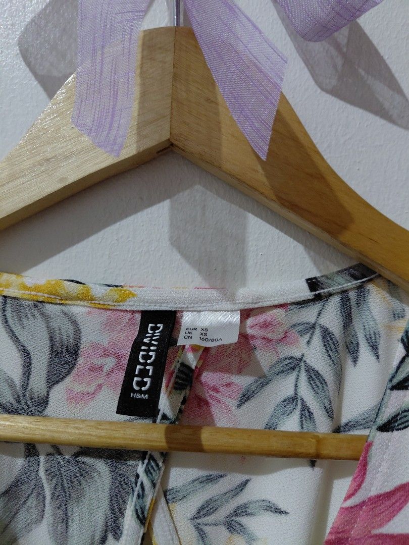Divided by H&M Floral Crop Top (Category: Blouses) located in Tarlac. Submitted by wornwardrobe (Listing ID 1468763444, Image 2). Description: Worn once only Open back and self tie ribbon at the back Kindly note that all items are stored at my parents’ house and not on hand. Retrieval takes up to 2 weeks before shipping. Please purchase only if you’re okay with the wait. Message me to check the next available shipping date! Thank you!.