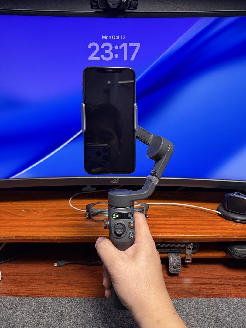 DJI Osmo Mobile 6 Smartphone Gimbal (Category: Gimbals & Stabilizers ) located in Caloocan City. Submitted by erwinmesi (Listing ID 1468922841, Image 2). Description: - DJI Osmo Mobile 6 stabilizer, NO ISSUES. WORKING 100% - Foldable design with quick magnetic phone clamp - Built-in extension rod for wider angles and selfies - Connects with DJI Mimo App - Includes mini tripod stand and original gray storage pouch - Perfect for smooth videos, vlog