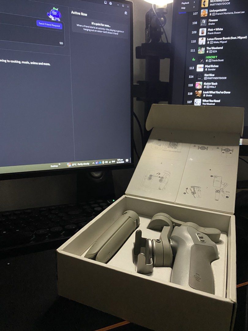 DJI Osmo Mobile SE (Category: Gimbals & Stabilizers ) located in Manila. Submitted by miguel6769 (Listing ID 1468794551, Image 1). Description: RUSH SALE Used for personal use only! .