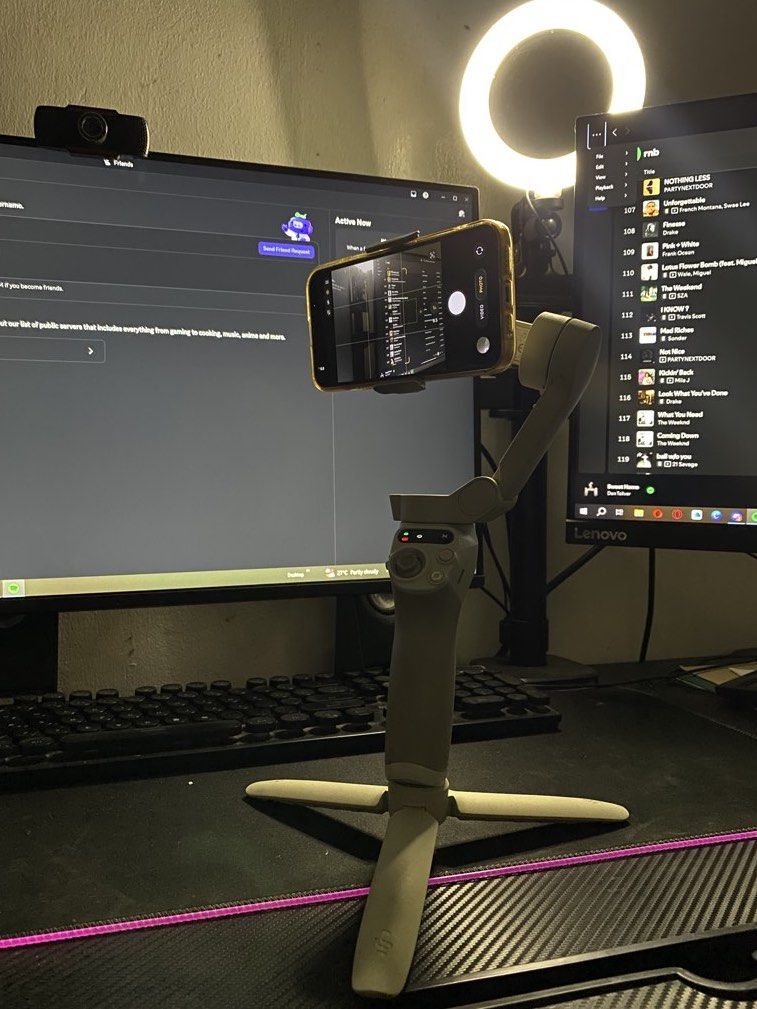 DJI Osmo Mobile SE (Category: Gimbals & Stabilizers ) located in Manila. Submitted by miguel6769 (Listing ID 1468794551, Image 2). Description: RUSH SALE Used for personal use only! .