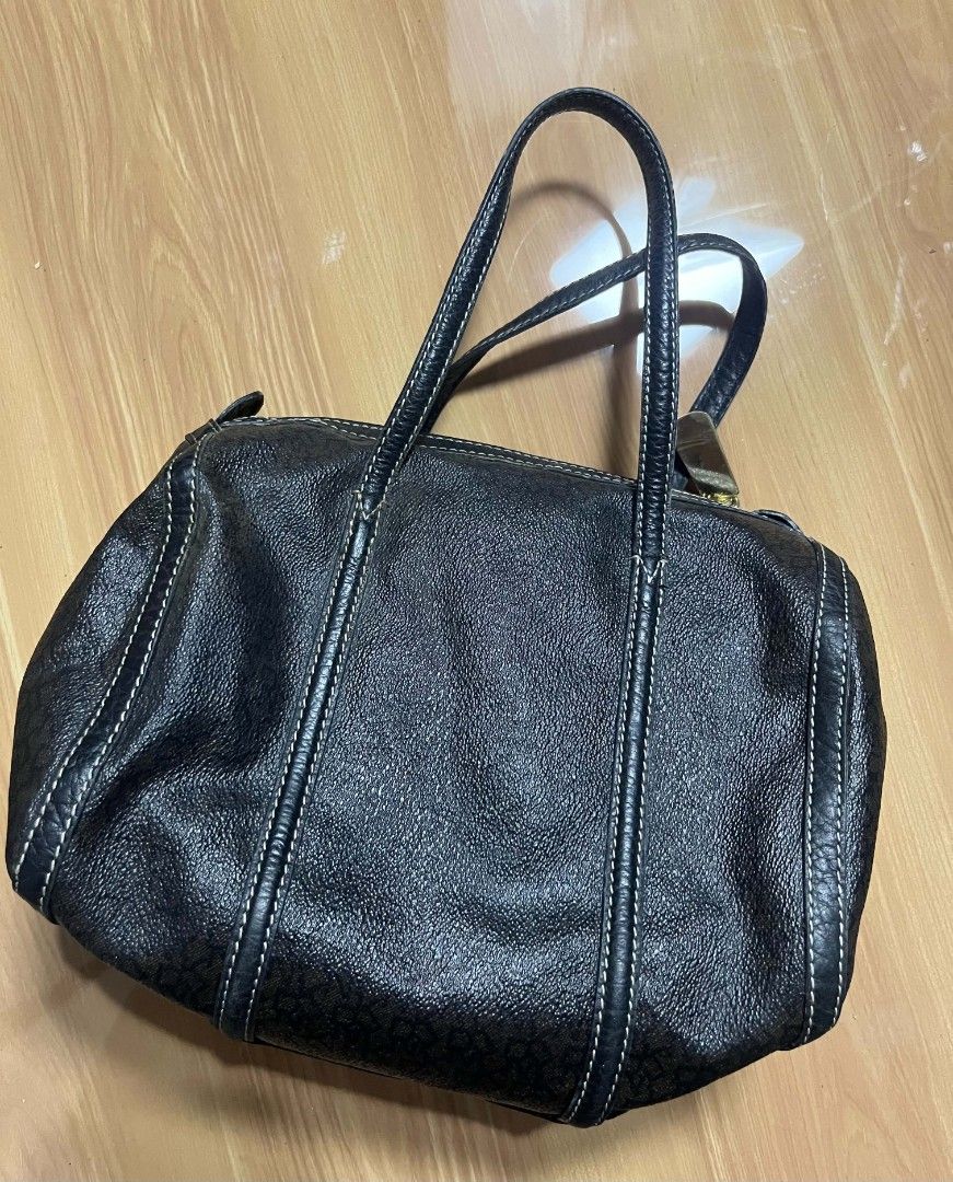 DKNY Signature Papillon (Category: Shoulder Bags) located in Manila. Submitted by senggggg. (Listing ID 1468789593, Image 3). Description: good condition working zip no issue.