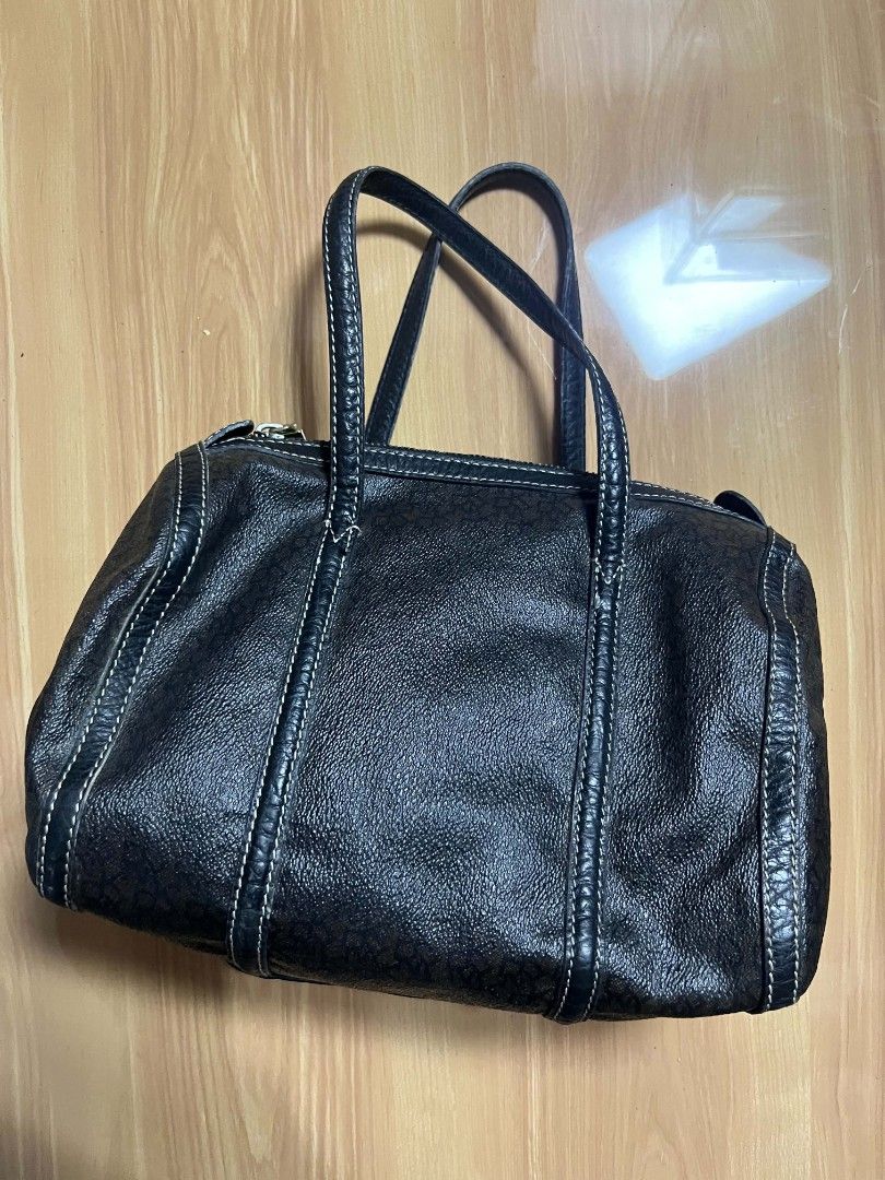 DKNY Signature Papillon (Category: Shoulder Bags) located in Manila. Submitted by senggggg. (Listing ID 1468789593, Image 2). Description: good condition working zip no issue.