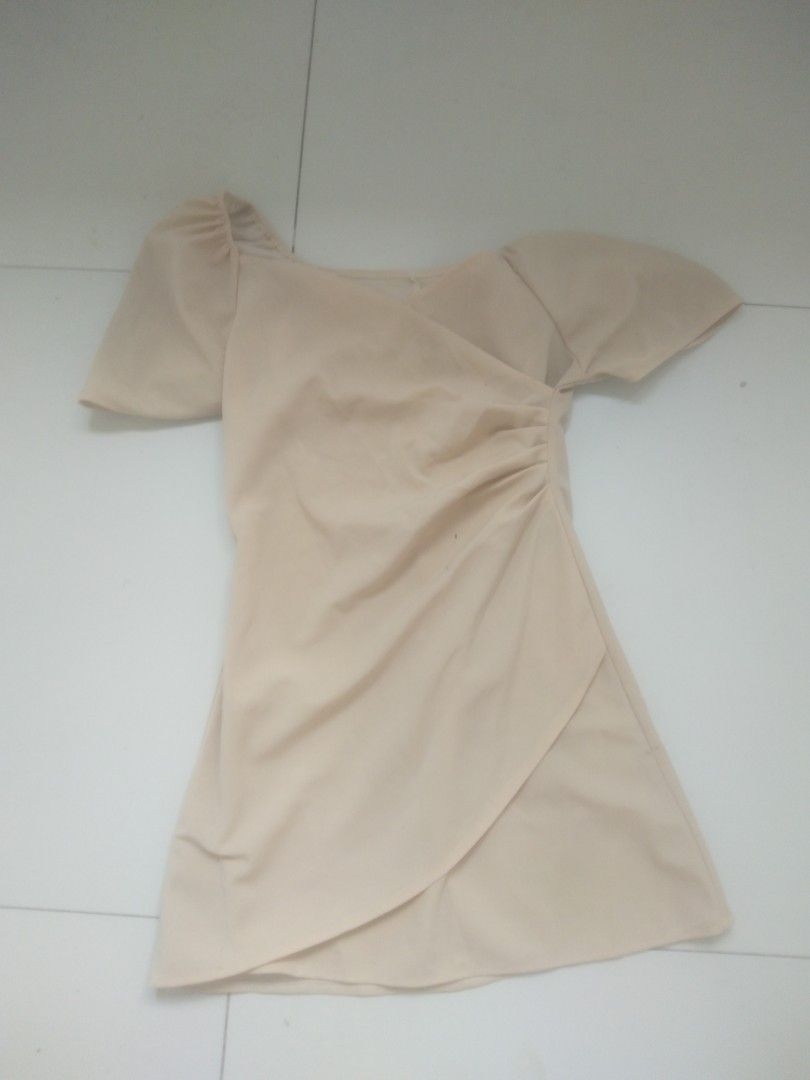 Dresses and blouses (Category: Dresses) located in Manila. Submitted by gentlephoenix.339381 (Listing ID 1468732999, Image 2). Description: slightly used dresses and blouses.