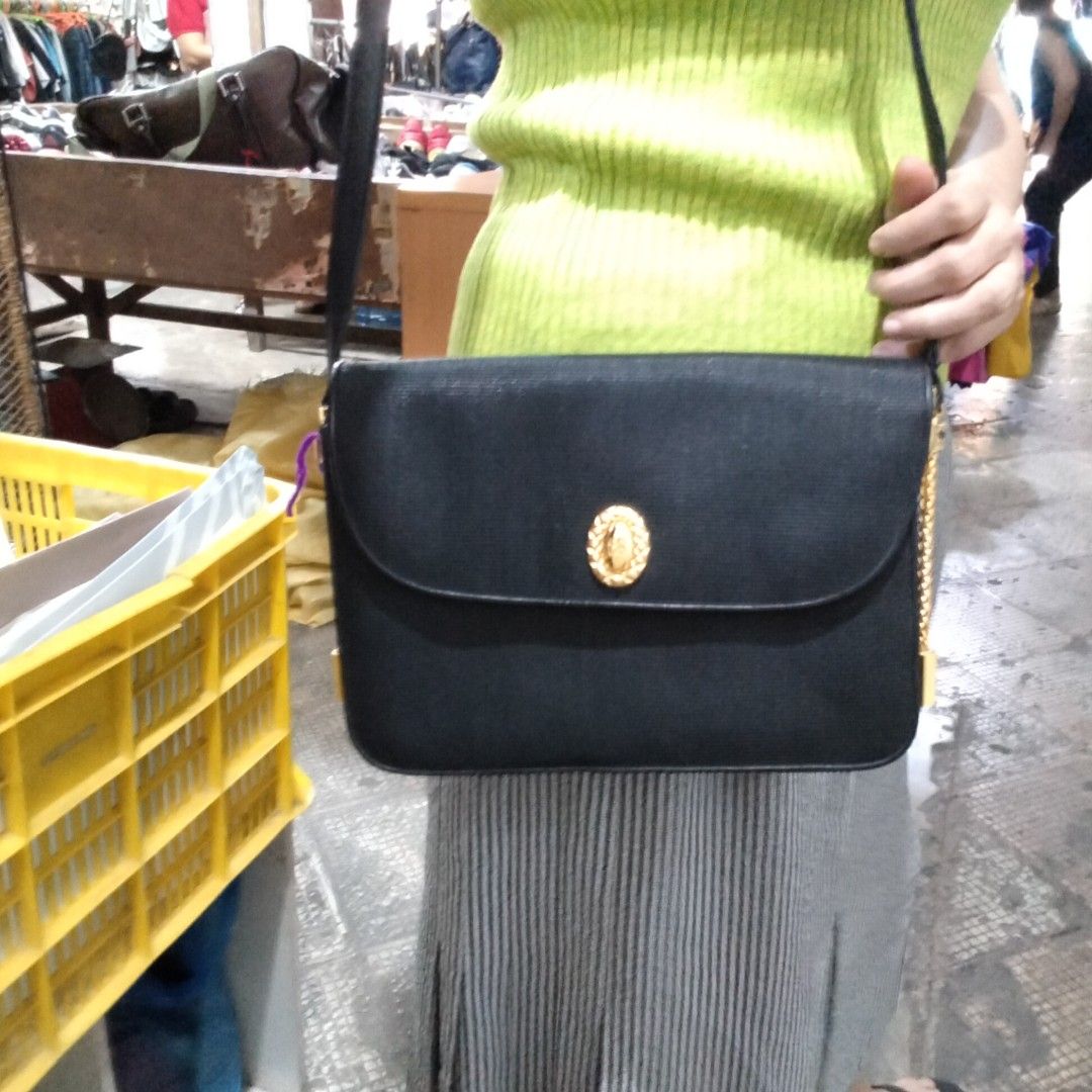 Elegance Vintage Bag (Category: Shoulder Bags) located in El Salvador. Submitted by francheskaukayukay (Listing ID 1468719389, Image 1). Description: .