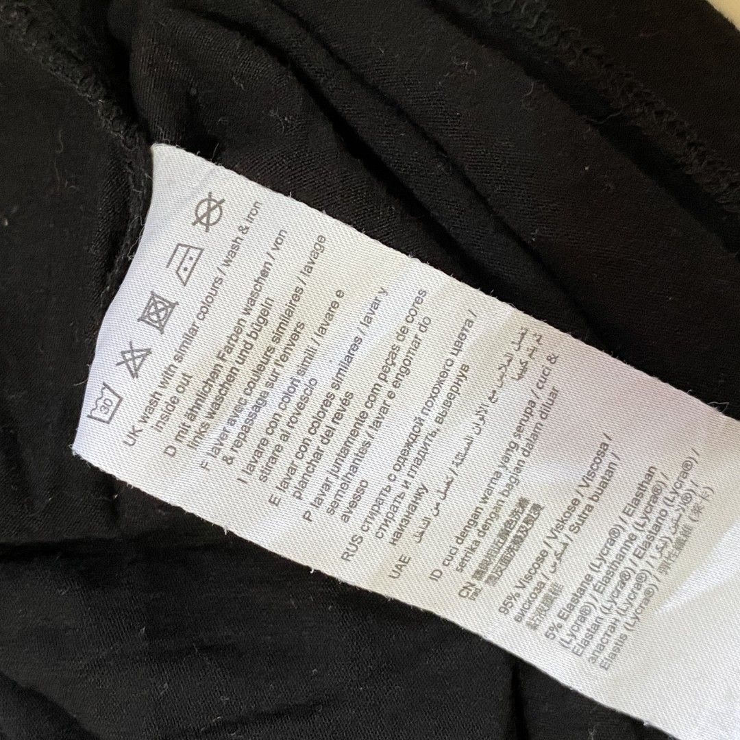 Esprit Black Short Sleeve V-Neck Blouse (Category: Blouses) located in Roxas City. Submitted by xyddvs (Listing ID 1468821981, Image 3). Description: Esprit! no flaws size small to med.