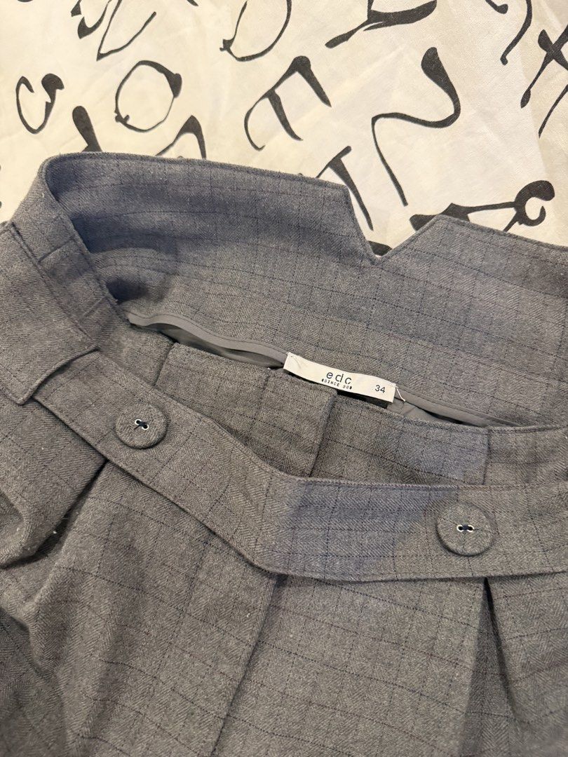Esprit Grey Trouser Pants (Category: Other Bottoms) located in Manila. Submitted by cldluxefinds (Listing ID 1468843349, Image 3). Description: - 100% original - Thick cotton material - Bought in Zalora - Minor issue: pulls in fabric (can use lint roller) - Small size.