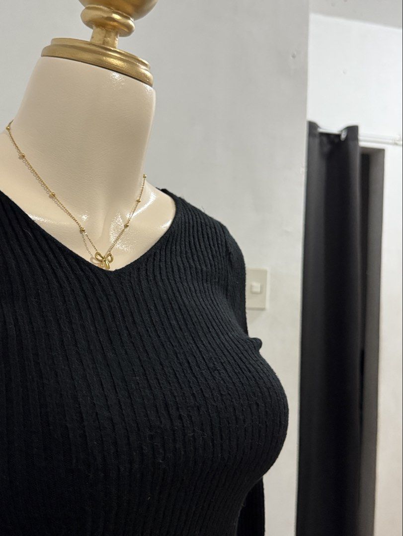 ETC BLACK KNITTED TOP COTTON SMALL TO MEDIUM (Category: Longsleeves) located in Dasmarinas. Submitted by ennahsthriftcollection (Listing ID 1468732540, Image 3). Description: ETC BLACK KNITTED TOP COTTON SMALL TO MEDIUM Width : 15 inches stretchy up to 20 inches Length : 20 inches Good condition no issue Super lambot ng tela .