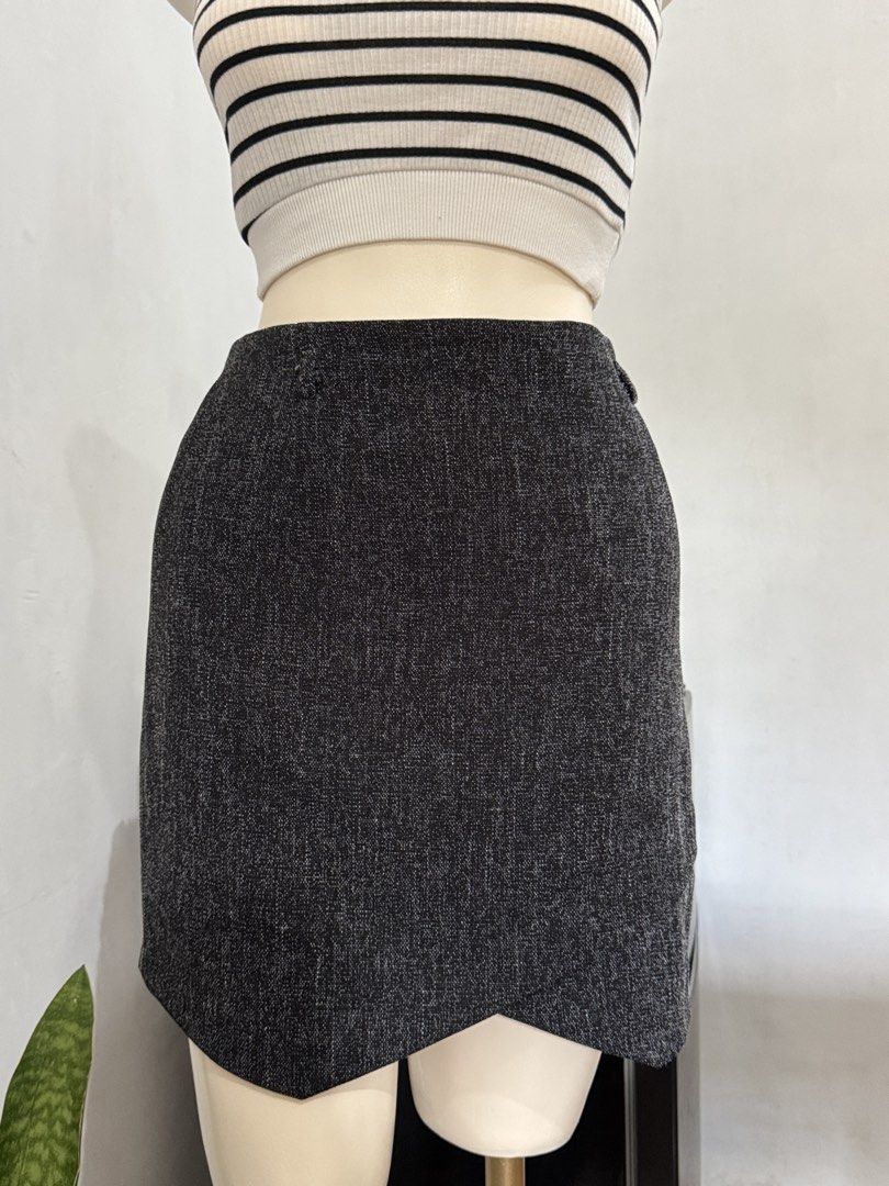 ETC GRAY SKIRT SIZE 27-28 (Category: Skirts) located in Dasmarinas. Submitted by ennahsthriftcollection (Listing ID 1468781919, Image 2). Description: ETC GRAY SKIRT SIZE 27-28 Length: 16 1/2 inches .