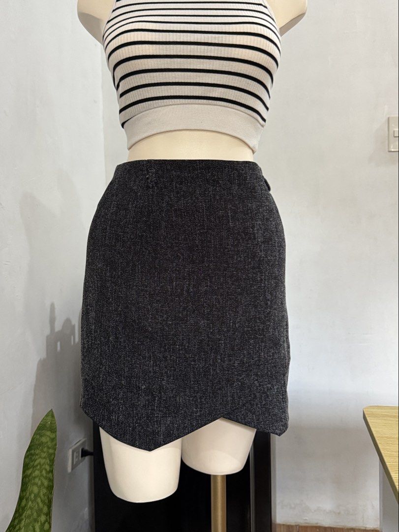 ETC GRAY SKIRT SIZE 27-28 (Category: Skirts) located in Dasmarinas. Submitted by ennahsthriftcollection (Listing ID 1468781919, Image 1). Description: ETC GRAY SKIRT SIZE 27-28 Length: 16 1/2 inches .