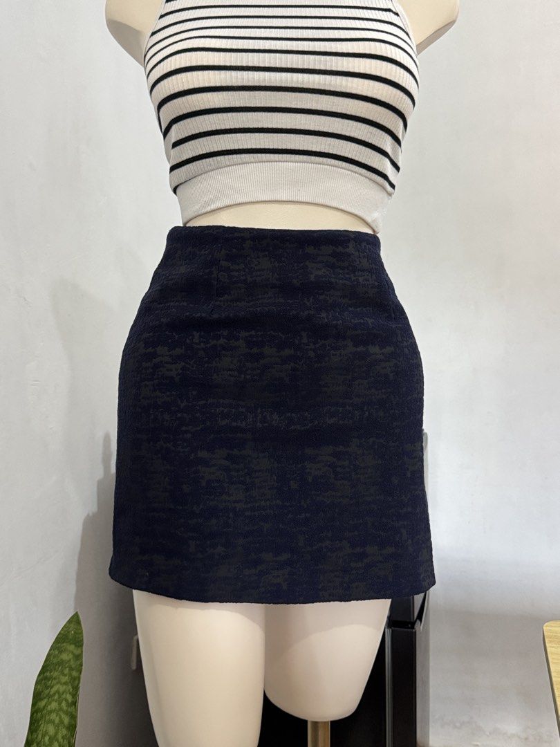 ETC NAVY BLUE SKIRT SIZE 27-28 (Category: Skirts) located in Dasmarinas. Submitted by ennahsthriftcollection (Listing ID 1468782343, Image 1). Description: ETC NAVY BLUE SKIRT SIZE 27-28 Length: 15 inches .