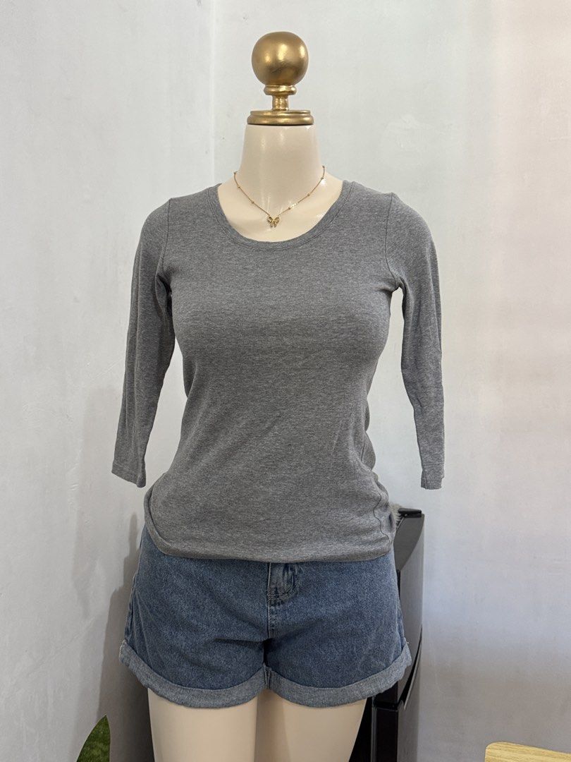 ETC UNIQLO COTTON TOP SMALL (Category: Longsleeves) located in Dasmarinas. Submitted by ennahsthriftcollection (Listing ID 1468780220, Image 2). Description: ETC UNIQLO COTTON TOP SMALL No issue super lambot Length: 22 inches Width: 14 1/2 inches .