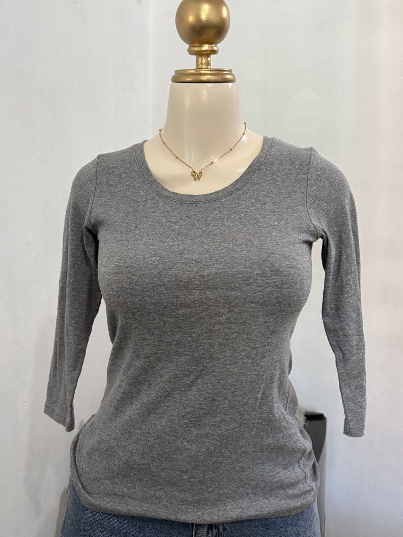 ETC UNIQLO COTTON TOP SMALL (Category: Longsleeves) located in Dasmarinas. Submitted by ennahsthriftcollection (Listing ID 1468780220, Image 3). Description: ETC UNIQLO COTTON TOP SMALL No issue super lambot Length: 22 inches Width: 14 1/2 inches .