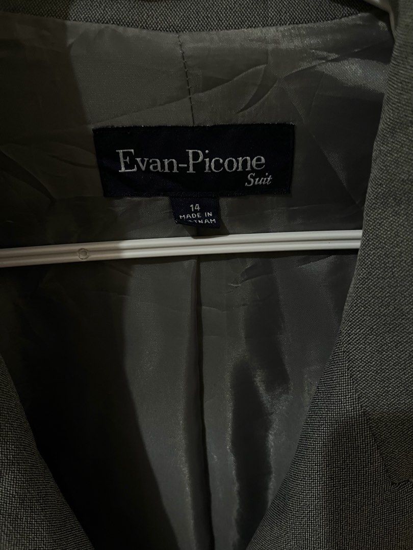 Evan Picone Gray Blazer Size 14 (Category: Coats, Jackets and Outerwear) located in San Pablo. Submitted by restoredchic (Listing ID 1468840578, Image 3). Description: Vintage suit gray single-breasted blazer jacket by Evan-Picone, featuring a notch lapel, a three-button front closure, and tailored vertical front darting/pleats Cleaned and sanitised Like new, no flaws Fit for Medium Measurements : Lay Flat ( in Inches) Length- 26” Chest -21” Wais