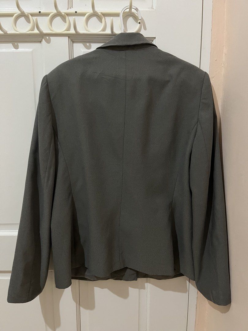 Evan Picone Gray Blazer Size 14 (Category: Coats, Jackets and Outerwear) located in San Pablo. Submitted by restoredchic (Listing ID 1468840578, Image 2). Description: Vintage suit gray single-breasted blazer jacket by Evan-Picone, featuring a notch lapel, a three-button front closure, and tailored vertical front darting/pleats Cleaned and sanitised Like new, no flaws Fit for Medium Measurements : Lay Flat ( in Inches) Length- 26” Chest -21” Wais