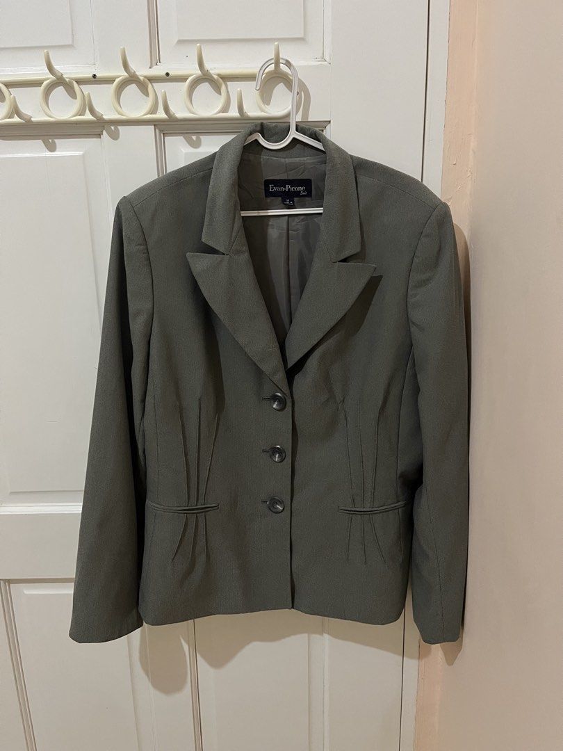 Evan Picone Gray Blazer Size 14 (Category: Coats, Jackets and Outerwear) located in San Pablo. Submitted by restoredchic (Listing ID 1468840578, Image 1). Description: Vintage suit gray single-breasted blazer jacket by Evan-Picone, featuring a notch lapel, a three-button front closure, and tailored vertical front darting/pleats Cleaned and sanitised Like new, no flaws Fit for Medium Measurements : Lay Flat ( in Inches) Length- 26” Chest -21” Wais