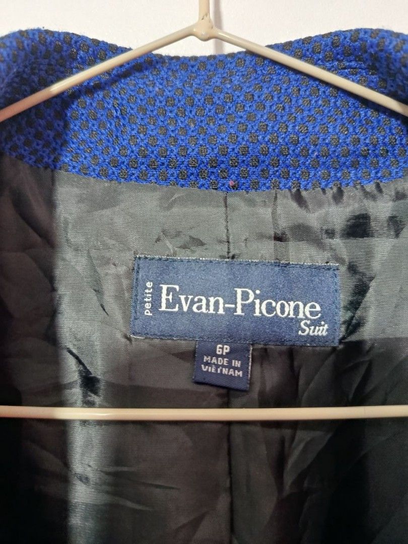 Evan-Picone Blazer (Category: Coats, Jackets and Outerwear) located in Cavite. Submitted by myprelovedpicks123 (Listing ID 1468838167, Image 3). Description: Classy pre-loved blazer, still in good condition! Missing 1 button, easy to replace. Budget-friendly and perfect for office wear.🤍.