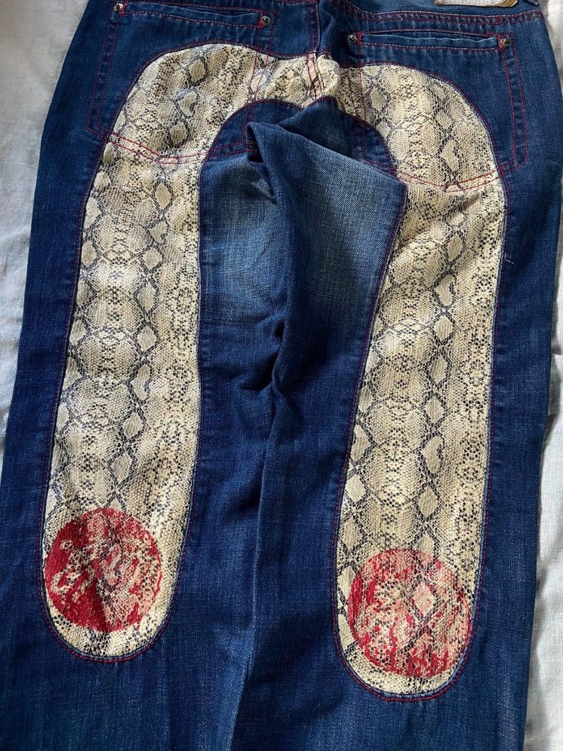 Evisu Daicock Pants Distressed-Style (Category: Jeans) located in Antipolo. Submitted by _justdropby.ph (Listing ID 1468875906, Image 2). Description: 31-32 waist 39 length 7.5 leg open (putol lang yung baba).