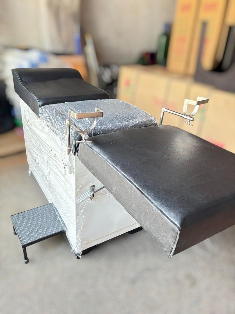 Examining Table (Category: Medical Supplies & Tools) located in Quezon City. Submitted by gabi2026 (Listing ID 1468762596, Image 1). Description: EXAMINING TABLE HAMELTON BRANDNEW COD GCASH BANK SAME DAY DELIVERY.