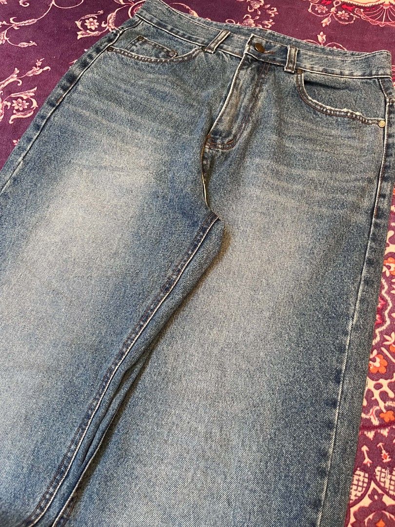 EZKATON Denim Jeans Medium (Category: Jeans) located in Manila. Submitted by safelion-a2982f (Listing ID 1468877356, Image 3). Description: EZKATON denim jeans in medium size. Classic blue wash with front pockets and belt loops. Button closure and zip fly. Standard fit. Great wardrobe staple..