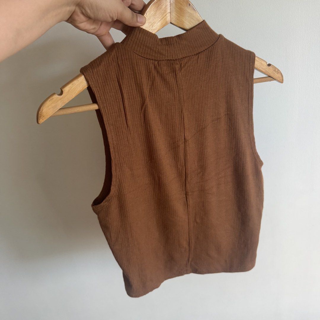 F21 halter top (Category: Sleeveless) located in Manila. Submitted by apparella.ph (Listing ID 1468724084, Image 3). Description: No flaws Bust:36-44( super stretch) Length.19 ☑️Everything is my Own preloved / BNWT/BNWOT ☑️ not thrifted/Ukay ☑️ malukot sa picture kasi na stock sa cabinet (tinatamad mag plantsa ✌️ ) ☑️Personal items ( usually bought in US/UK/JPN ) every year po ako nag aabroad so expect i don’t sell fake items and mejo pricey ☑️ c