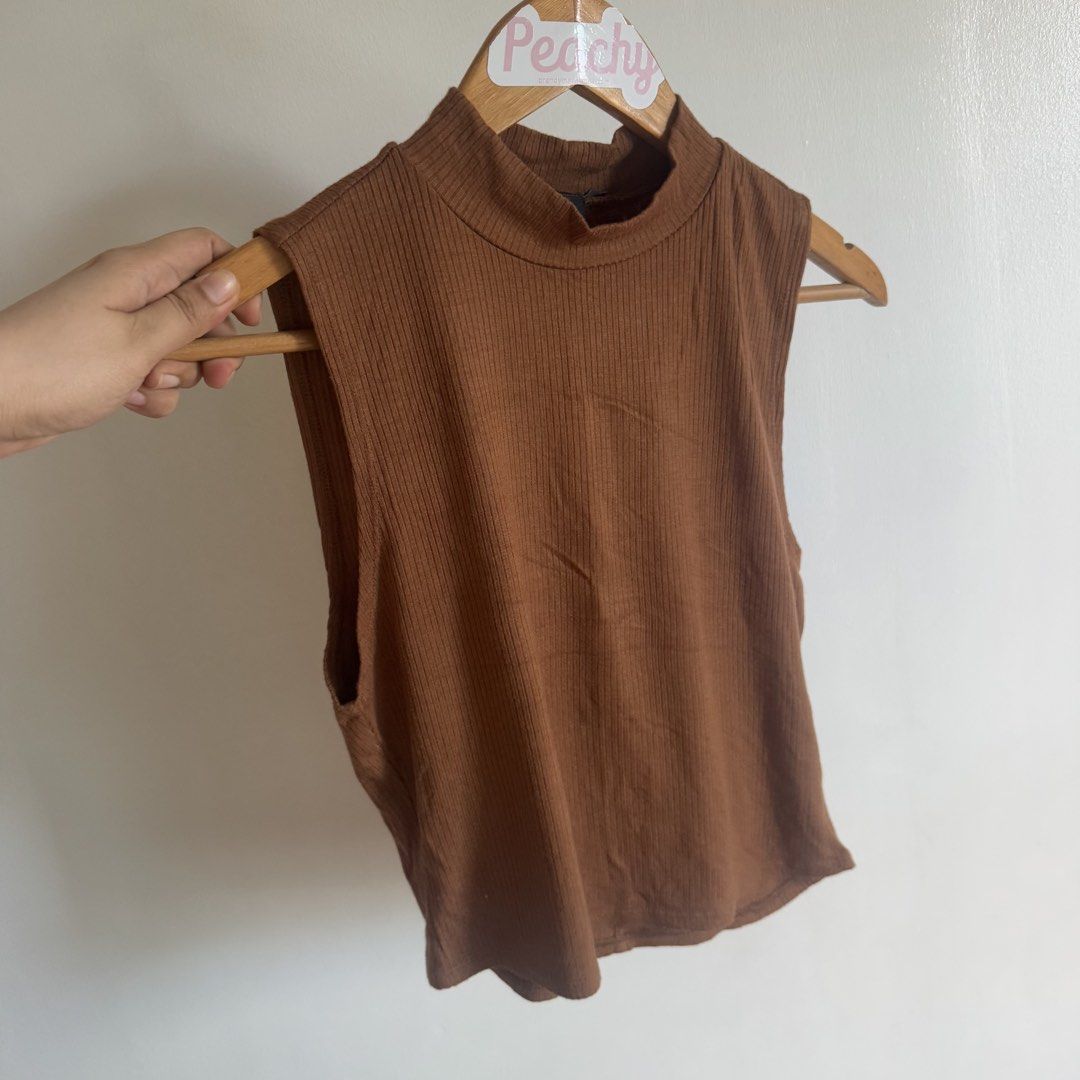 F21 halter top (Category: Sleeveless) located in Manila. Submitted by apparella.ph (Listing ID 1468724084, Image 2). Description: No flaws Bust:36-44( super stretch) Length.19 ☑️Everything is my Own preloved / BNWT/BNWOT ☑️ not thrifted/Ukay ☑️ malukot sa picture kasi na stock sa cabinet (tinatamad mag plantsa ✌️ ) ☑️Personal items ( usually bought in US/UK/JPN ) every year po ako nag aabroad so expect i don’t sell fake items and mejo pricey ☑️ c