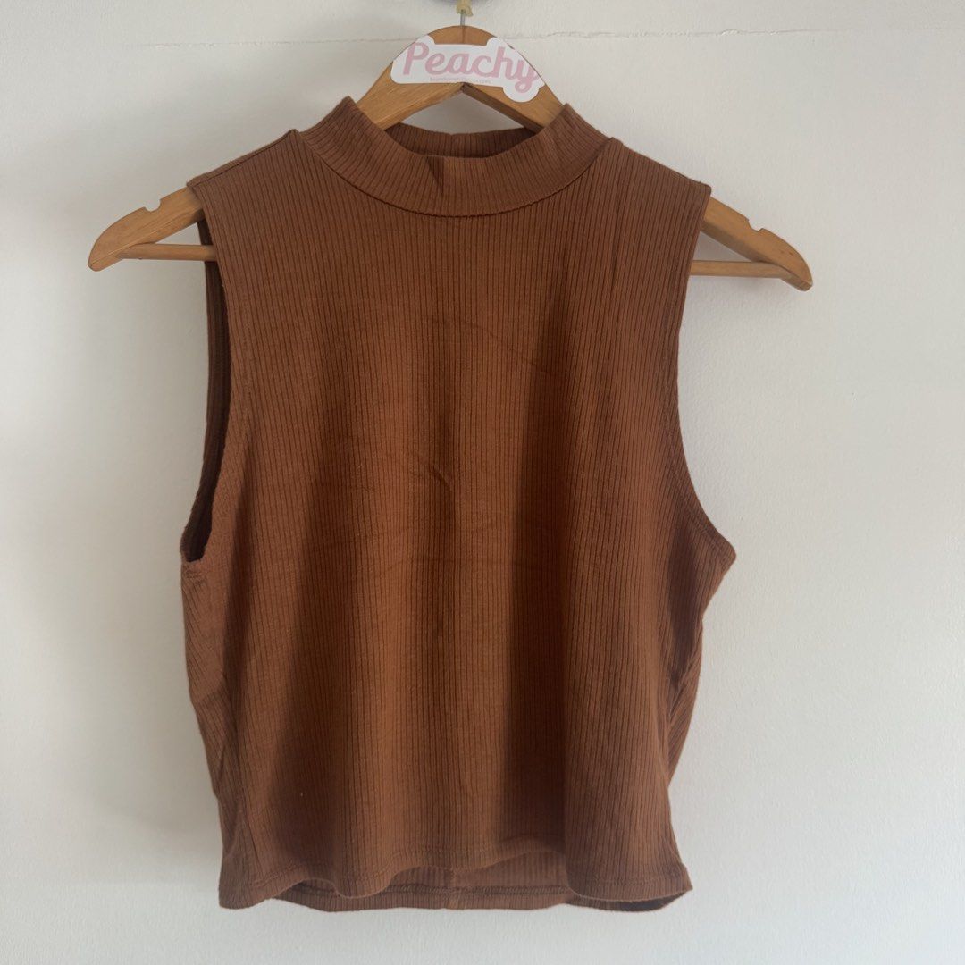 F21 halter top (Category: Sleeveless) located in Manila. Submitted by apparella.ph (Listing ID 1468724084, Image 1). Description: No flaws Bust:36-44( super stretch) Length.19 ☑️Everything is my Own preloved / BNWT/BNWOT ☑️ not thrifted/Ukay ☑️ malukot sa picture kasi na stock sa cabinet (tinatamad mag plantsa ✌️ ) ☑️Personal items ( usually bought in US/UK/JPN ) every year po ako nag aabroad so expect i don’t sell fake items and mejo pricey ☑️ c
