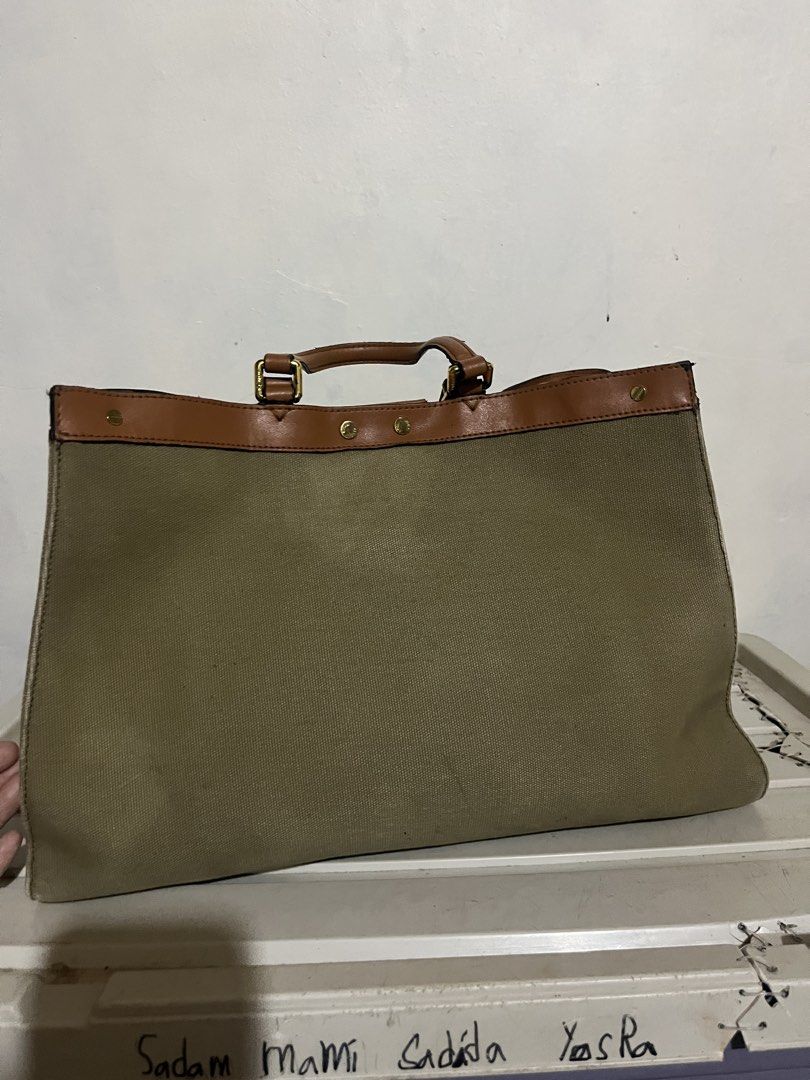 Fendi OTG BAG IN CANVASS (Category: Tote Bags) located in Baloi. Submitted by yusra3024 (Listing ID 1468924355, Image 3). Description: Coded With black tag Isyu: rubber lining .