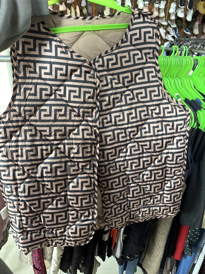 Fendi Style Vest (Category: Vests) located in Puerto Princesa. Submitted by 18arc (Listing ID 1468717553, Image 1). Description: Fendi Style Puffer Vest For hook up only.