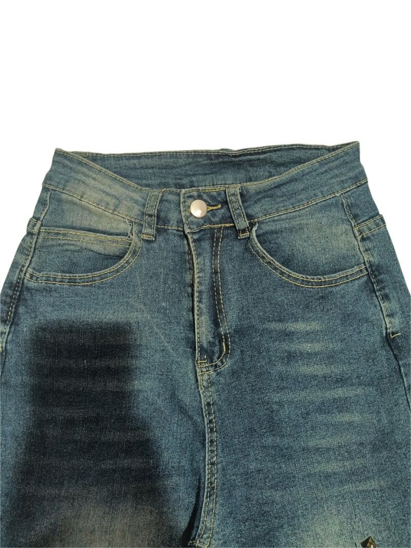 Flared Jeans (Category: Jeans) located in Bislig. Submitted by vanityarchives (Listing ID 1468739587, Image 3). Description: size 22-24 length 40".