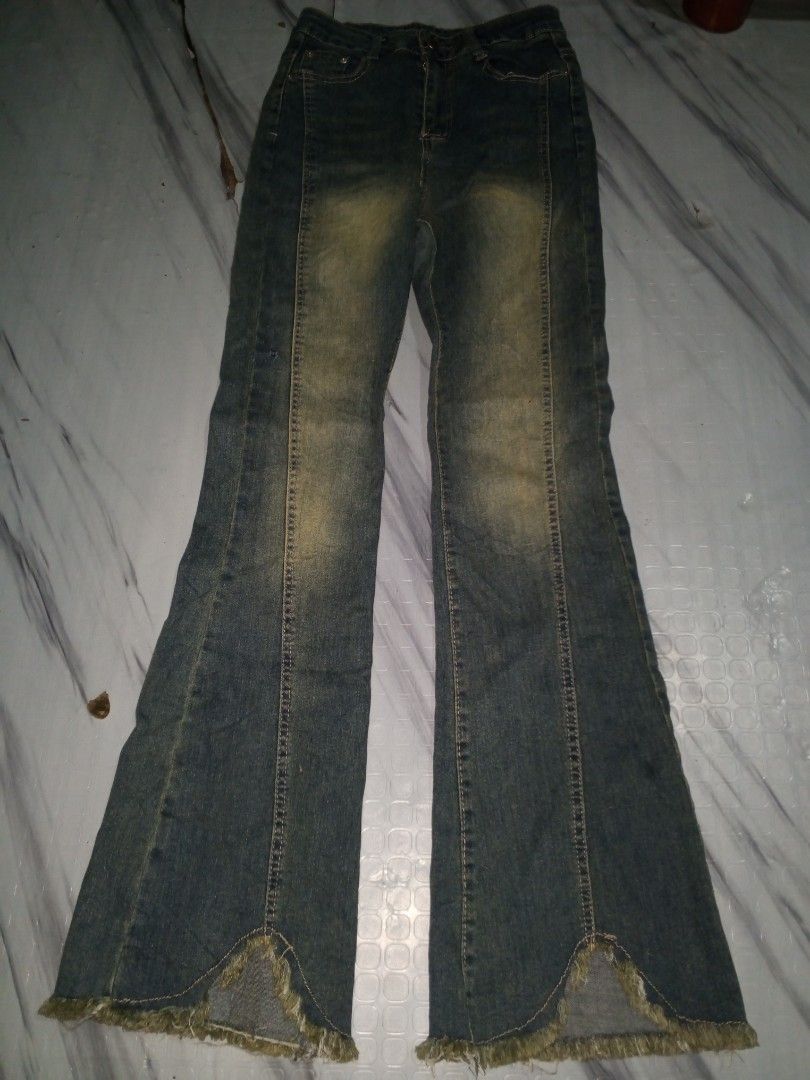 FLARED JEANS (Category: Jeans) located in San Carlos City. Submitted by sweetfurie (Listing ID 1468927053, Image 2). Description: S 24-25 L 40.