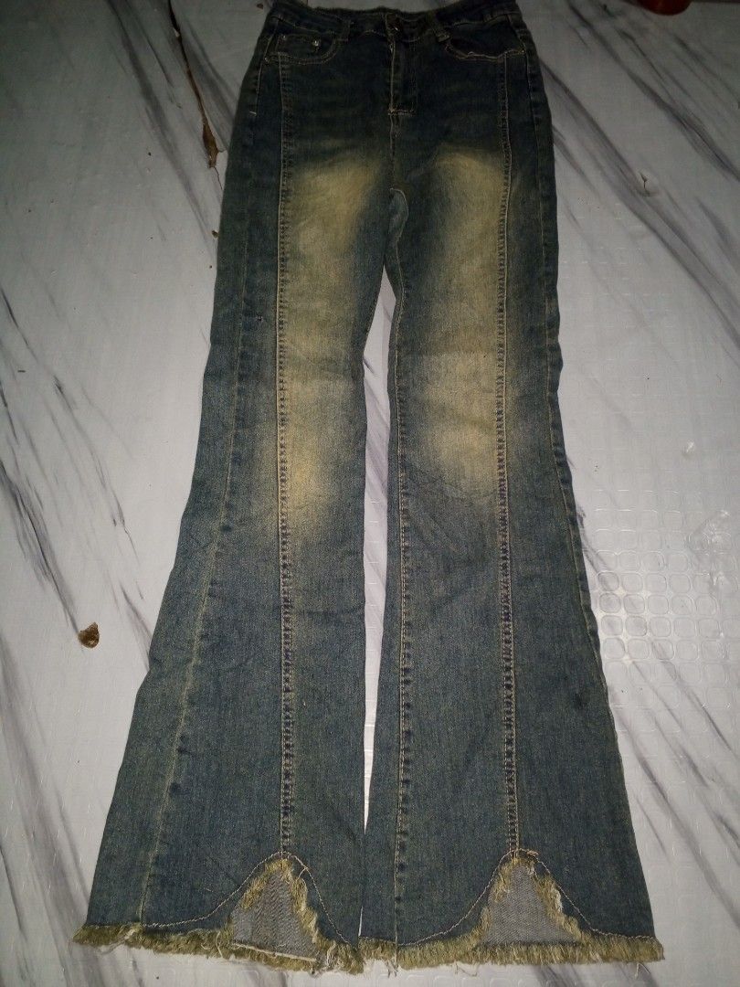 FLARED JEANS (Category: Jeans) located in San Carlos City. Submitted by sweetfurie (Listing ID 1468927053, Image 1). Description: S 24-25 L 40.