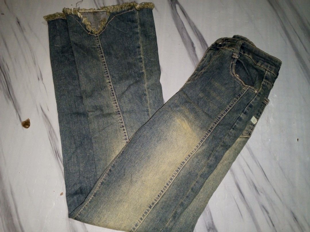 FLARED JEANS (Category: Jeans) located in San Carlos City. Submitted by sweetfurie (Listing ID 1468927053, Image 3). Description: S 24-25 L 40.