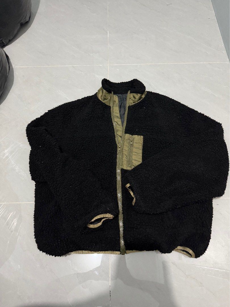 Fleece Jacket (Category: Coats, Jackets and Outerwear) located in Mandaluyong City. Submitted by declutteringggg101 (Listing ID 1468922068, Image 1). Description: .
