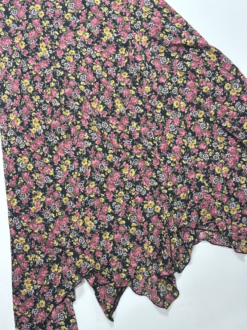 floral asymmetrical midi skirt (Category: Skirts) located in Mabalacat. Submitted by lueur.rei (Listing ID 1468738039, Image 2). Description: ⊹ ࣪ ˖ W28, L30 longest ⊹ ࣪ ˖ no inner lining 𖧧 mine: ₱250 ⊹₊˚‧︵‿₊୨ᰔ୧₊‿︵‧˚₊⊹ — measurements were taken in flat lay — picture may vary due to lighting — please read guidelines before buying — once item is confirmed, please send your complete order form and screenshot of order/s.