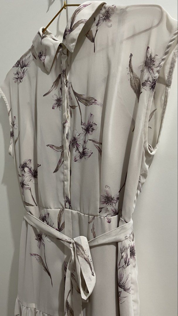 Floral Dress (Category: Dresses) located in Subic. Submitted by chunette_ (Listing ID 1468915033, Image 3). Description: Off-white (waist tie, w/ inner) Waist 28in Bust 32in Length 48in.