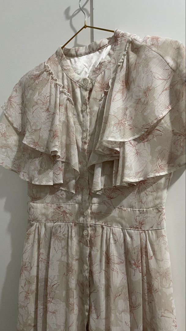 Floral Dress (Category: Dresses) located in Subic. Submitted by chunette_ (Listing ID 1468918103, Image 2). Description: (Full button, w/ inner) Waist 28in Bust 34in Length 46in.
