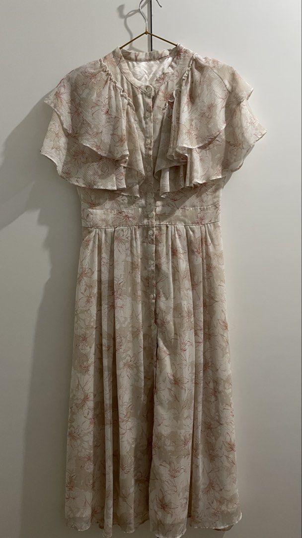 Floral Dress (Category: Dresses) located in Subic. Submitted by chunette_ (Listing ID 1468918103, Image 1). Description: (Full button, w/ inner) Waist 28in Bust 34in Length 46in.